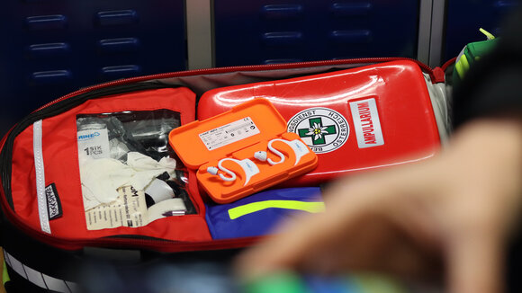 Die Im-Ohr Sensoren werden inklusive einer Ladebox im Hosentaschenformat die Rettungsdienste begleiten.