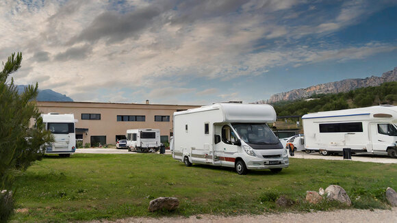 Warum sich der Kauf eines gebrauchten Wohnwagens oder Wohnmobils beim Fachhändler lohnt