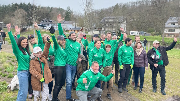 Viele Prominente Helfer unterstützen die Aufforstungs-Aktion im Ahrtal
