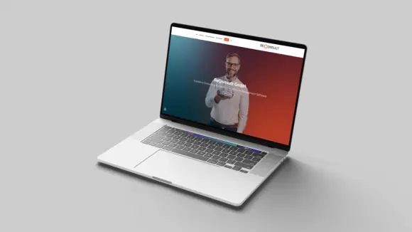 Laptop mit Startseite der ReQonsult GmbH auf dem Bildschirm