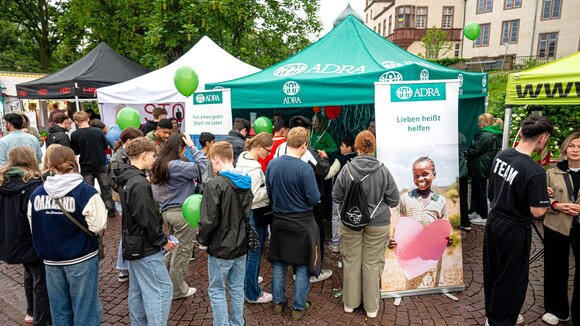 Der ADRA-Infostand auf dem Schlossgrabenfest 2024 in Darmstadt.