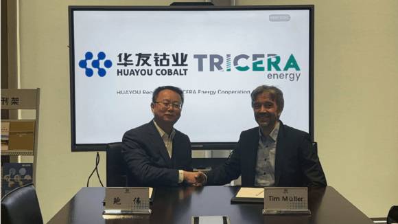 Wei Bao (links) und Tim Müller (rechts) unterzeichnen Letter of Intent