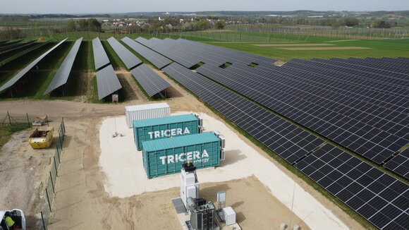 Batteriespeicher an einer PV-Anlage in Weichenried