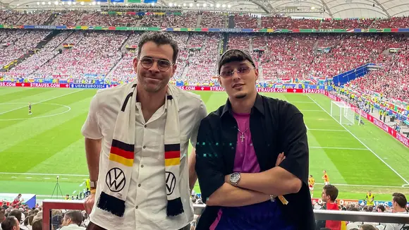 Adam Mosseri, Head of Instagram, mit Nikolai Savic beim Eröffnungsspiel der EM in München.