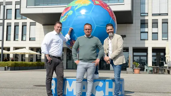 Von links: Stephan Kulbatzki, CFO der Stölting Service Group GmbH, CEO Sebastian Mosbacher und Dr. Boris Westerfeld, COO der Stölting Service Group, vor dem Stahlfußball am Stölting Harbor
