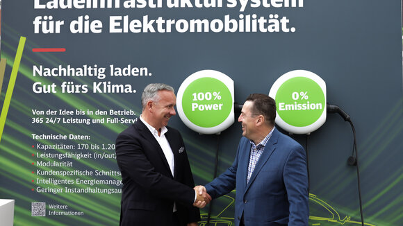 Florian Kruse (EVIA AERO) und Jürgen Zinecker (AXSOL) (v. l. n. r.), Bildmaterial AXSOL GmbH