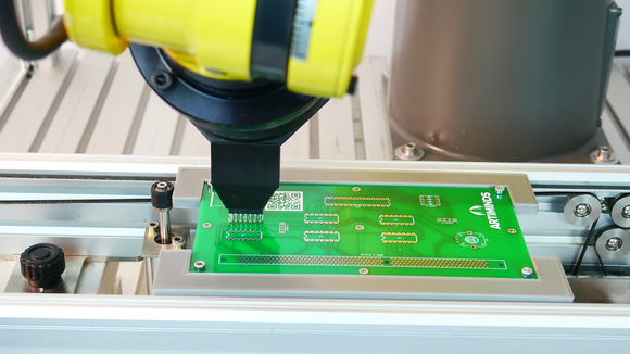 Ziel der Partnerschaft von ArtiMinds Robotics und Eberhard ist die Entwicklung innovativer, roboterge-stützter Automatisierungslösungen zur THT-Bestückung