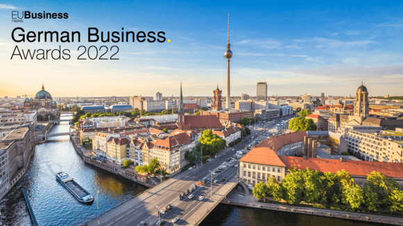 Sicht von oben auf die Stadt Berlin mit Funkturm und Spree. Text im Bild: German Business Awards