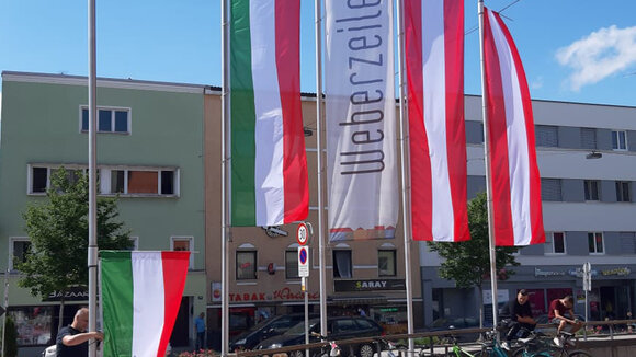 Beachflags und Werbefahnen vor dem Einkaufszentrum Weberzeile in Ried