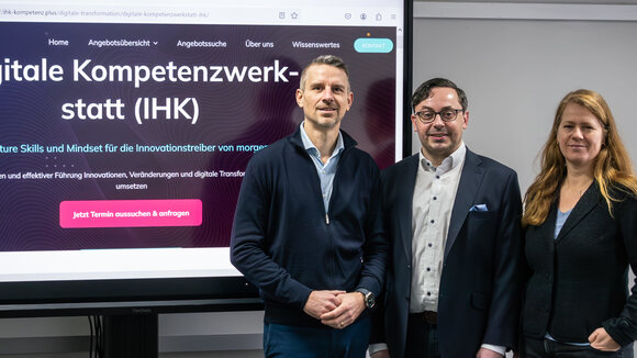 Freuen sich über die erfolgreiche Zusammenarbeit: Stefan Bales (CEO Meavision & Rheindigital), Gerald Fichtner (Geschäftsführer IHK-Bildungszentrum Bonn/Rhein-Sieg) und Jutta Verhoog (Projektreferentin Bereich Bildungsprojekte und Transfer DIHK-Bildungs-gGmbH), von links. Foto: Meavision