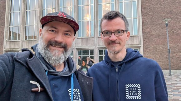 Michael Cieslik und Jan Odenthal (v.l.n.r.) vor dem Kölner Rathaus