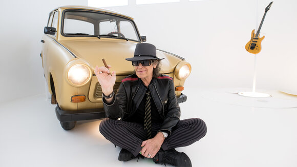 Udo Lindenberg vor seinem goldenen Trabi in der Panik City