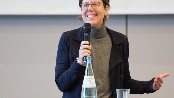 Rednerin spricht über Frauen, Macht und Karriere und wie man Unternehmen stark machen kann