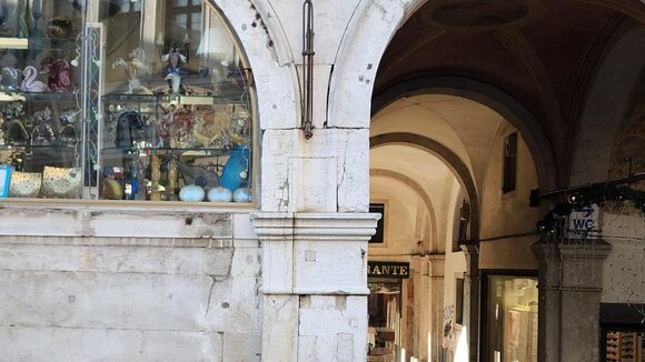Stadtführungen Venedig - Straßenschild Ruga dei Oresi am Rialto in Venedig
