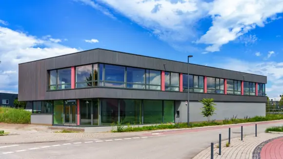History Hub von außen mit Magazin im Erdgeschoss und Büros im Obergeschoss