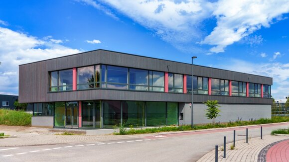 History Hub von außen mit Magazin im Erdgeschoss und Büros im Obergeschoss