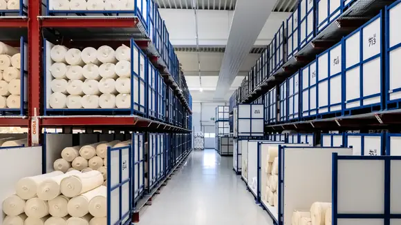 OHRA installierte im Pufferlager von trigema zwischen Herstellung und Ausrüstung Kragarm- und Palettenregale, die eine flexible Zwischenlagerung unterschiedlichster Stoffe ermöglichen. 