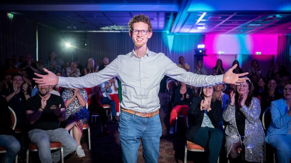 Rednertalent gewinnt mit Authentizität und Charisma Internationalen SpeakerSlam in Wiesbaden