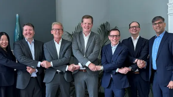 Vertragsunterzeichnung in London mit Frank Lucaßen (medac, Mitte) und Jerome Charton (Clinigen, 3.v.R.)