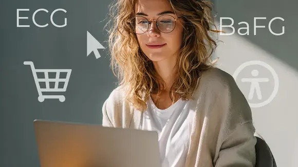 Eine junge Frau sitzt entspannt mit einem Laptop auf dem Schoß in einem modernen, hellen Raum. Sie wirkt fokussiert und zufrieden. Um sie herum schweben Begriffe und Symbole wie DSGVO, BaFG, ECG, ein Einkaufswagen, ein Cookie-Icon, ein Barrierefreiheitszeichen und ein Mauszeiger – sie symbolisieren rechtliche und technische Anforderungen im E-Commerce und Webdesign. Die Bildkomposition vermittelt den Eindruck von digitaler Kompetenz und moderner Software-Nutzung.