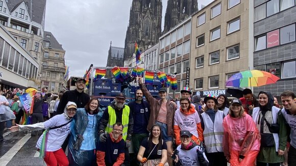 Ehrenamtliche Gruppe in Köln nach der Mehrwegglas-Sammlung auf dem ColognePride 2025 in Köln