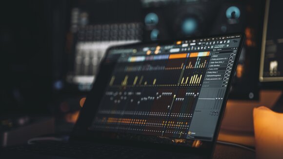 Laptop mit geöffneter FL-Studio-Software in einem professionellen Tonstudio in Bielefeld – Musikproduktion in dunkler, atmosphärischer Studio-Umgebung.