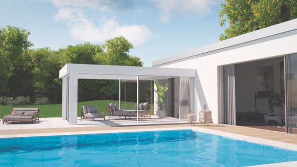 Ein modernes Einfamilienhaus mit klarer, minimalistischer Architektur öffnet sich zu einem großzügigen Garten mit Pool. Im Vordergrund spiegelt sich das strahlend blaue Wasser, während eine elegante Terrassenüberdachung aus Glas und Aluminium den Übergang zwischen Innen und Außen bildet. Stilvolle Loungemöbel, natürliche Farben und harmonisches Licht schaffen eine Atmosphäre von Ruhe, Design und sommerlicher Leichtigkeit.