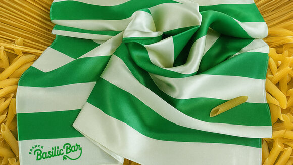Barilla Halstuch aus Satin Seide grün beige auf Nudeln dekoriert