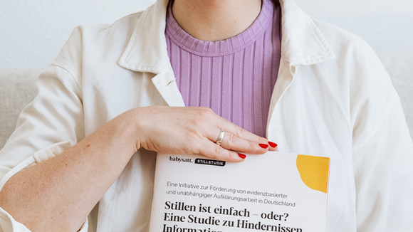 Christina Holderbaum hält die Stillstudie in den Händen