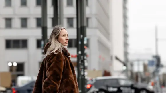 Person mit LACLARA Einkaufstasche in der Stadt – Mode, Lifestyle und Handwerkskunst vereint.