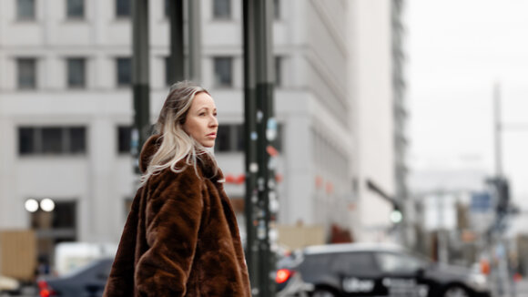 Person mit LACLARA Einkaufstasche in der Stadt – Mode, Lifestyle und Handwerkskunst vereint.