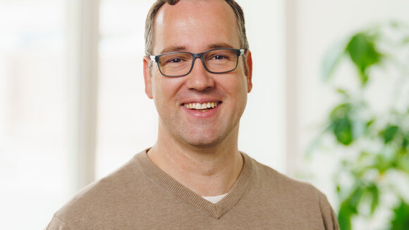 Geschäftsführer Sebastian Seidel feiert mit seinem Team das zehnjährige Firmenjubiläum der App-Agentur Cayas 