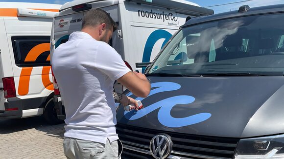 Samy Hamideh bei der Begutachtung eines Wohnmobils