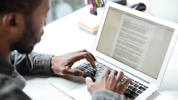 Persona schriebt eine Abschlussarbeit
