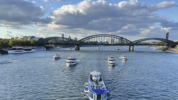 Flotte der KölnTourist Personenschiffahrt am Dom