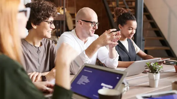 Conplore Wirtschaftsmagazin stärkt digitale Präsenz für Experten und Unternehmen - Bild fauxels-Pexels