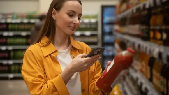 Frau scannt Cashback-Aktion im LEH