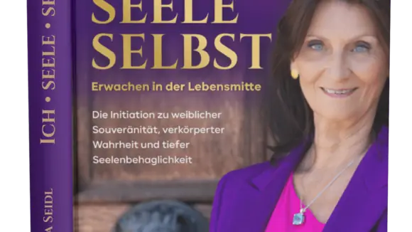 Die Autorin Bianka Maria Seidl vor dem Kirchenportal des Klosters Windberg in violettem Mantel