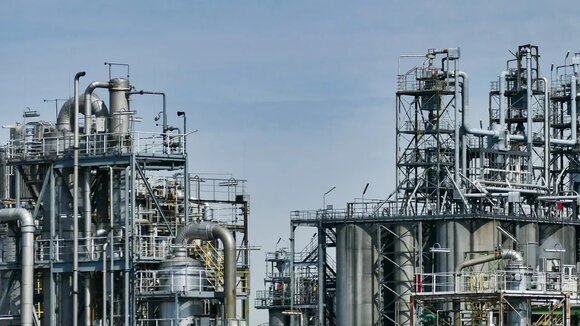Industrieanlage als Beispiel für komplexe HSE-Aufgaben in Arbeitsschutz, Brandschutz und Umweltschutz
