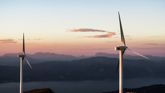 Windräder in den Bergen