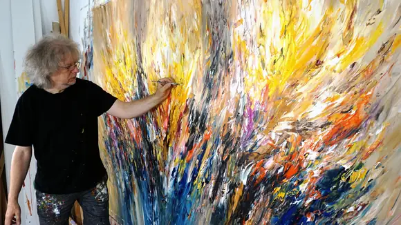 Peter Nottrott malt ein abstraktes Acrylgemälde im Format 240 x 150 cm