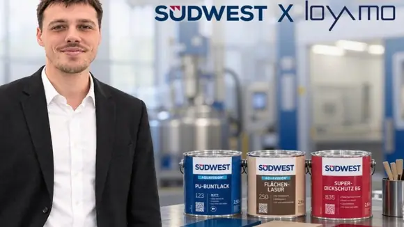 Loyamo-Mitarbeiter steht neben SÜDWEST Lacken und Farben.
