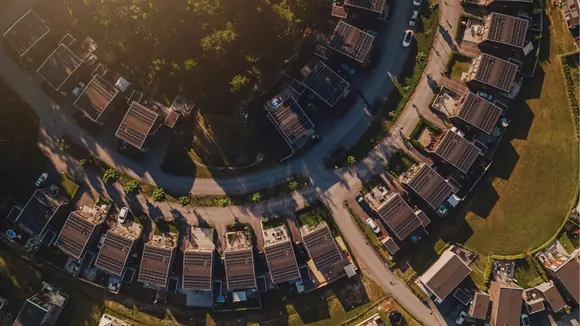 Viele Dächer, viele Möglichkeiten: Wer einen Teil seines Stroms selbst erzeugt, kann die eigene Abhängigkeit von schwankenden Strompreisen verringern; wie stark, hängt vom jeweiligen Haus und seinem Energiebedarf ab.