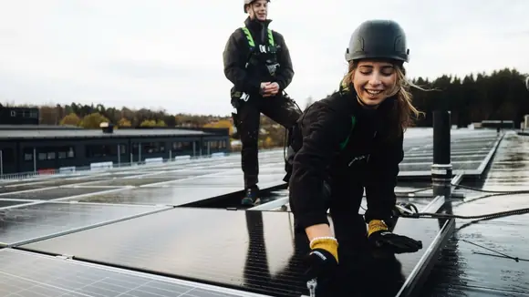 Fachkräfte installieren Solarmodule auf einem Hallendach, um die Energiekosten des Betriebs langfristig zu senken. Ein professioneller Energiecheck zeigt Unternehmen ungenutzte Einparpotenziale auf.