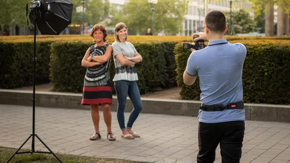 Fotograf hält seine Kamera zum Fotografieren vor das Gesicht. Aufnahme von GalleryDock.