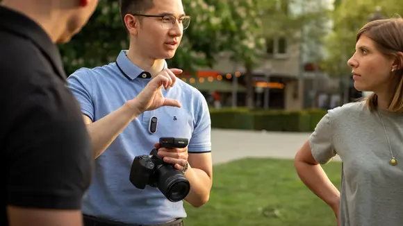 Edmond Rätzel spricht mit Fotografen und berät sie im persönlichen Gespräch.