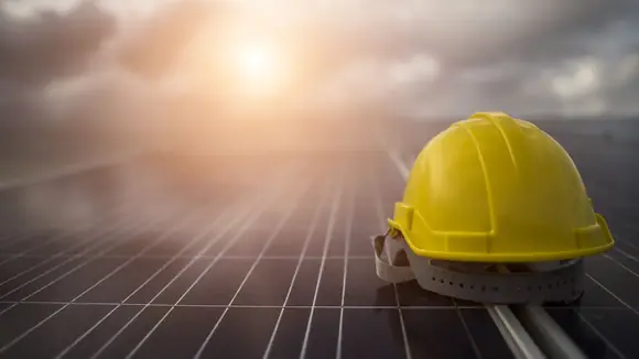 Energie vom eigenen Dach: Solarstrom und intelligentes Energiemanagement machen Betriebe unabhängiger von steigenden Energiepreisen.
