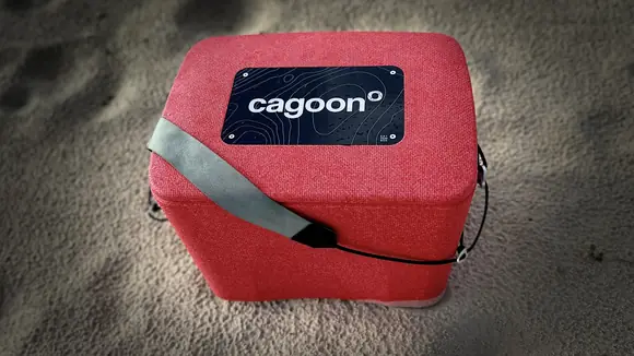 Kühlbox AEROSTUFFY M in rot, 32L, am Strand