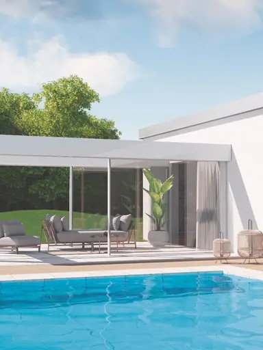 Ein modernes Einfamilienhaus mit klarer, minimalistischer Architektur öffnet sich zu einem großzügigen Garten mit Pool. Im Vordergrund spiegelt sich das strahlend blaue Wasser, während eine elegante Terrassenüberdachung aus Glas und Aluminium den Übergang zwischen Innen und Außen bildet. Stilvolle Loungemöbel, natürliche Farben und harmonisches Licht schaffen eine Atmosphäre von Ruhe, Design und sommerlicher Leichtigkeit.