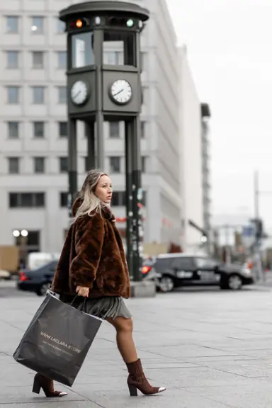 Person mit LACLARA Einkaufstasche in der Stadt – Mode, Lifestyle und Handwerkskunst vereint.